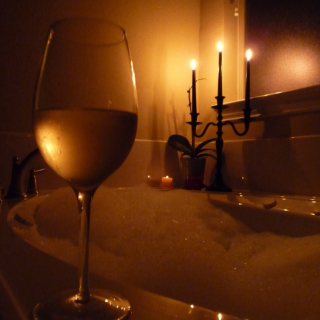 źródło: http://8tracks.com/katylurb/a-nice-warm-bubble-bath-and-a-glass-of-wine